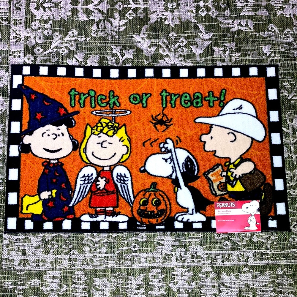 Snoopy peanuts trick or treat accent rug